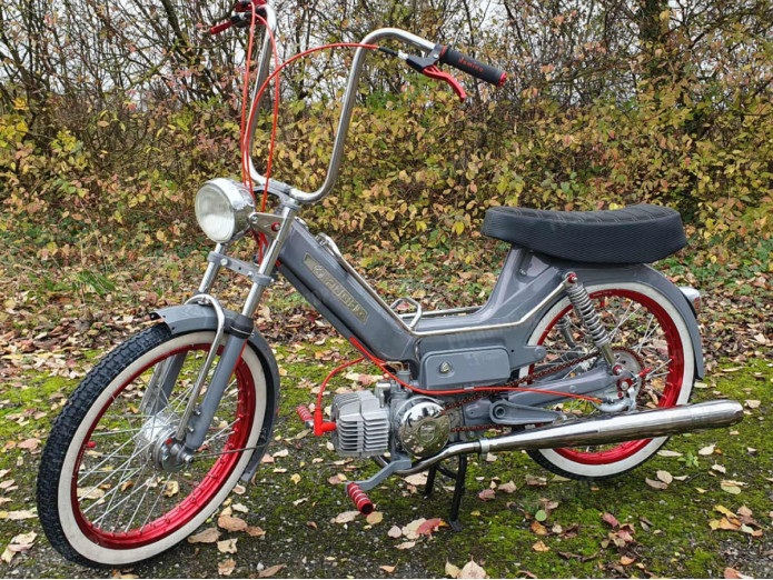 Buddyseat Puch Maxi black custom carbon and stitching Buddyseat Puch Maxi black custom carbon and stitching