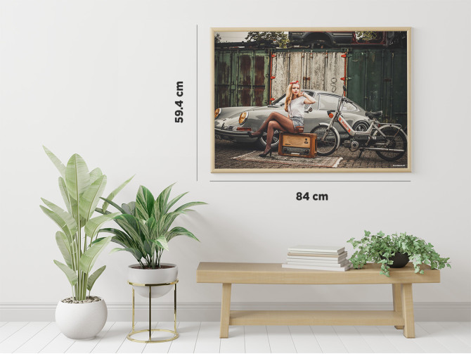 Poster "Lady met Puch Maxi N & Porsche 912" A1 (59,4x84cm) product