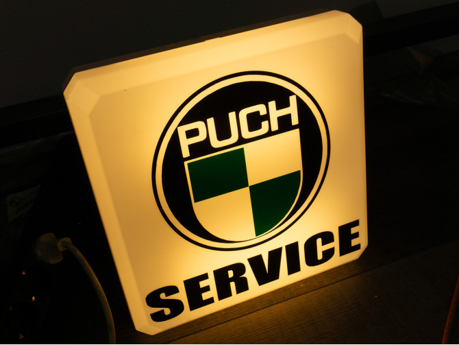 Lichtwerbung quadratisch Puch-Logo rund service product