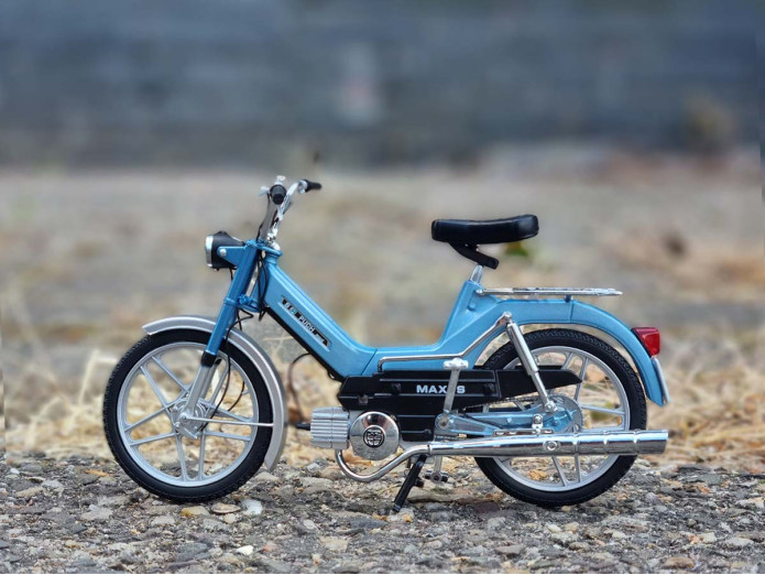 Scale model Puch Maxi S 1:10 metallic light blue 