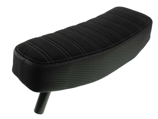 Buddyseat Puch Maxi zwart custom carbon tuck roll stiksels product