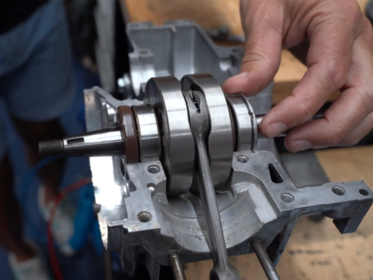 Zweite Kontrolle von Wellendichtring, Lager und Schmierkanal beim Puch E50 Motor